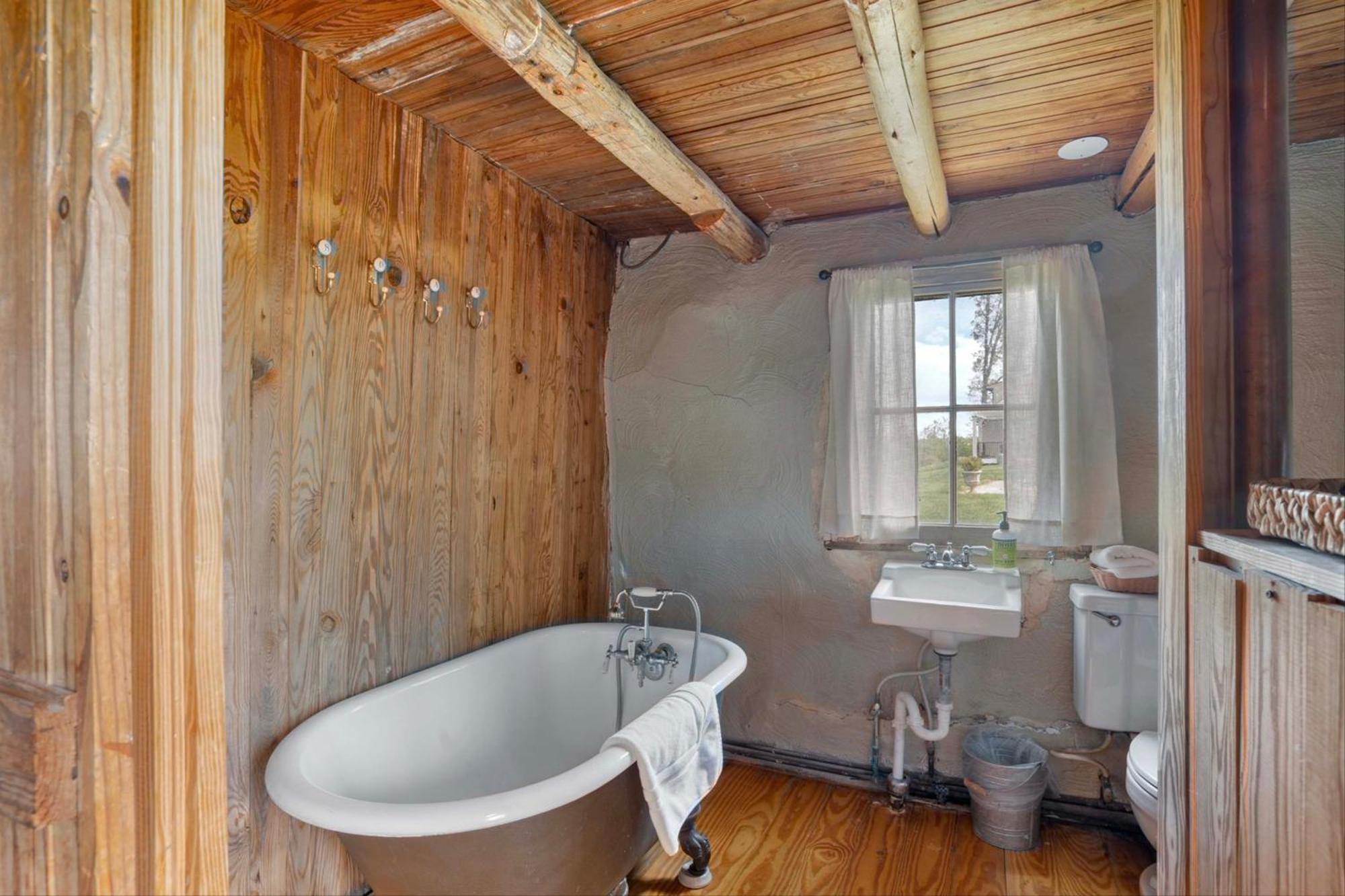 Rustic Baileys Retreat Cabin Near Wineries! Crozet Luaran gambar