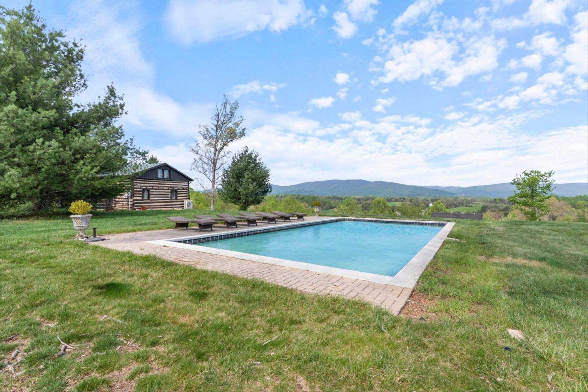 Rustic Baileys Retreat Cabin Near Wineries! Crozet Luaran gambar